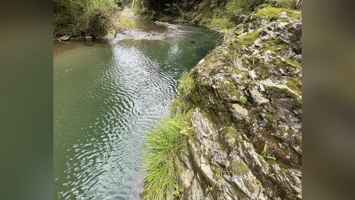静かに見える淵も、増水すれば一変します