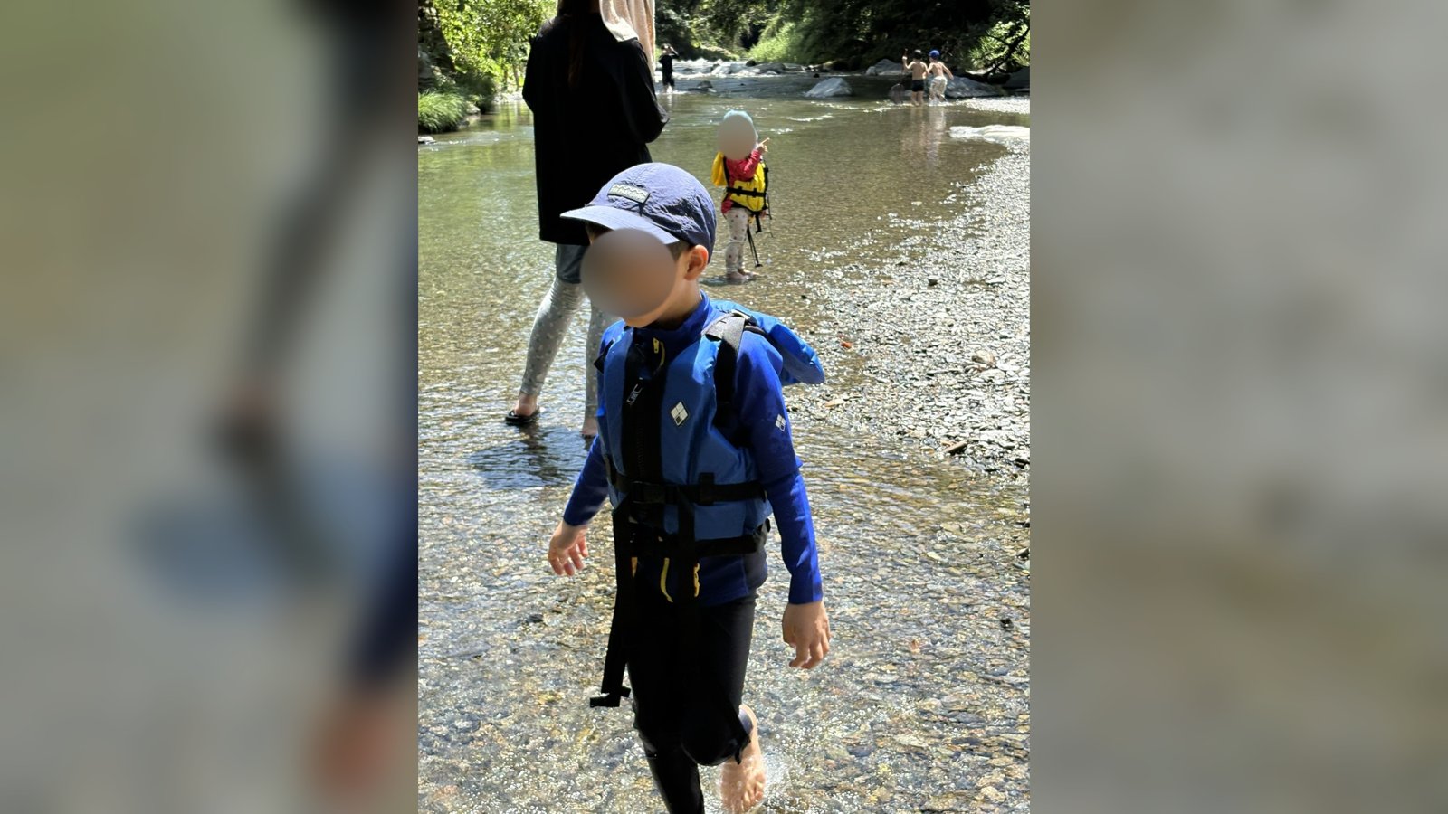 うちの上の子の夏の標準装備。ラッシュガード、ライフジャケット、ウェットのレギンス、帽子