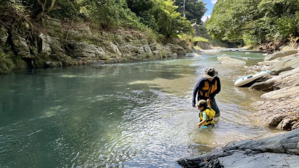 川遊びのサンダルは「砂が抜けるか」で選ぶ