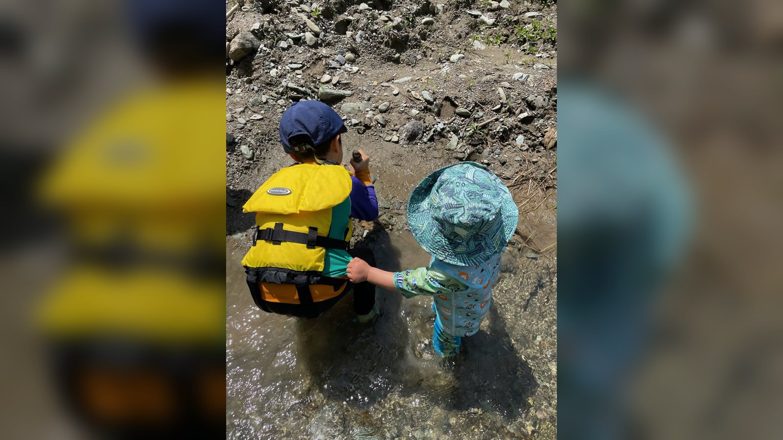 うちの子どもたちの川遊び装備。背中の上部に付いているのが「枕」になる浮力体です